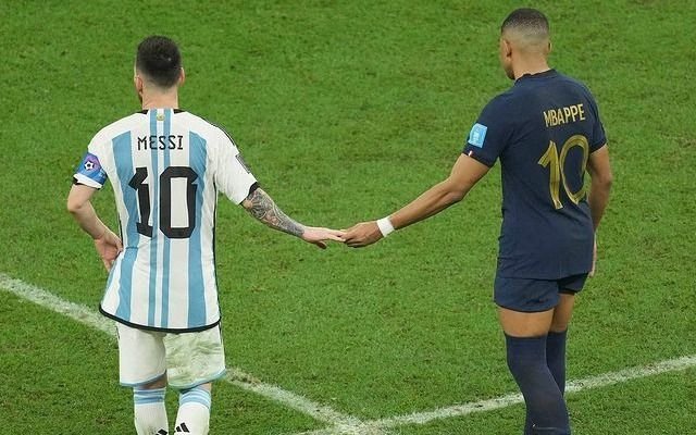 "Gracias por estos dos años juntos, aprendí mucho de ti": el emotivo saludo de Mbappé a Messi
