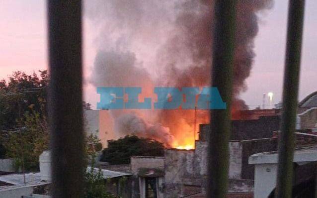 En La Plata, se incendió una cochera y ardieron al menos cuatro vehículos