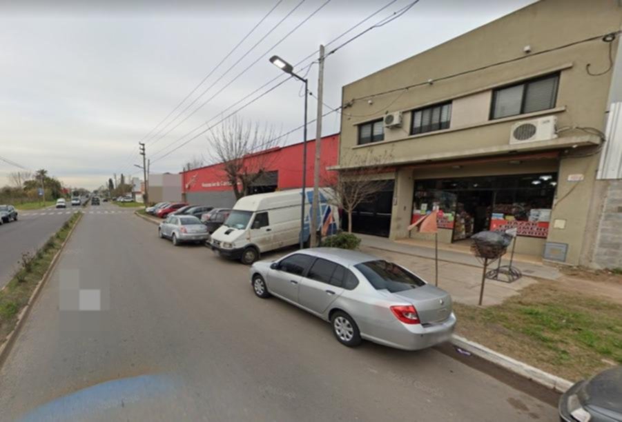 En segundos, banda de motochorros huye con la recaudación y un celular de un local de Tolosa
