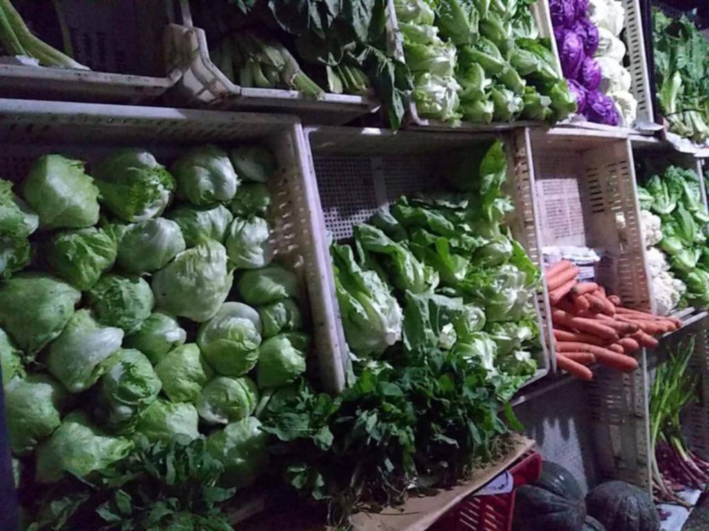 El invierno ataca y la lechuga parece “despegar” en algunas verdulerías