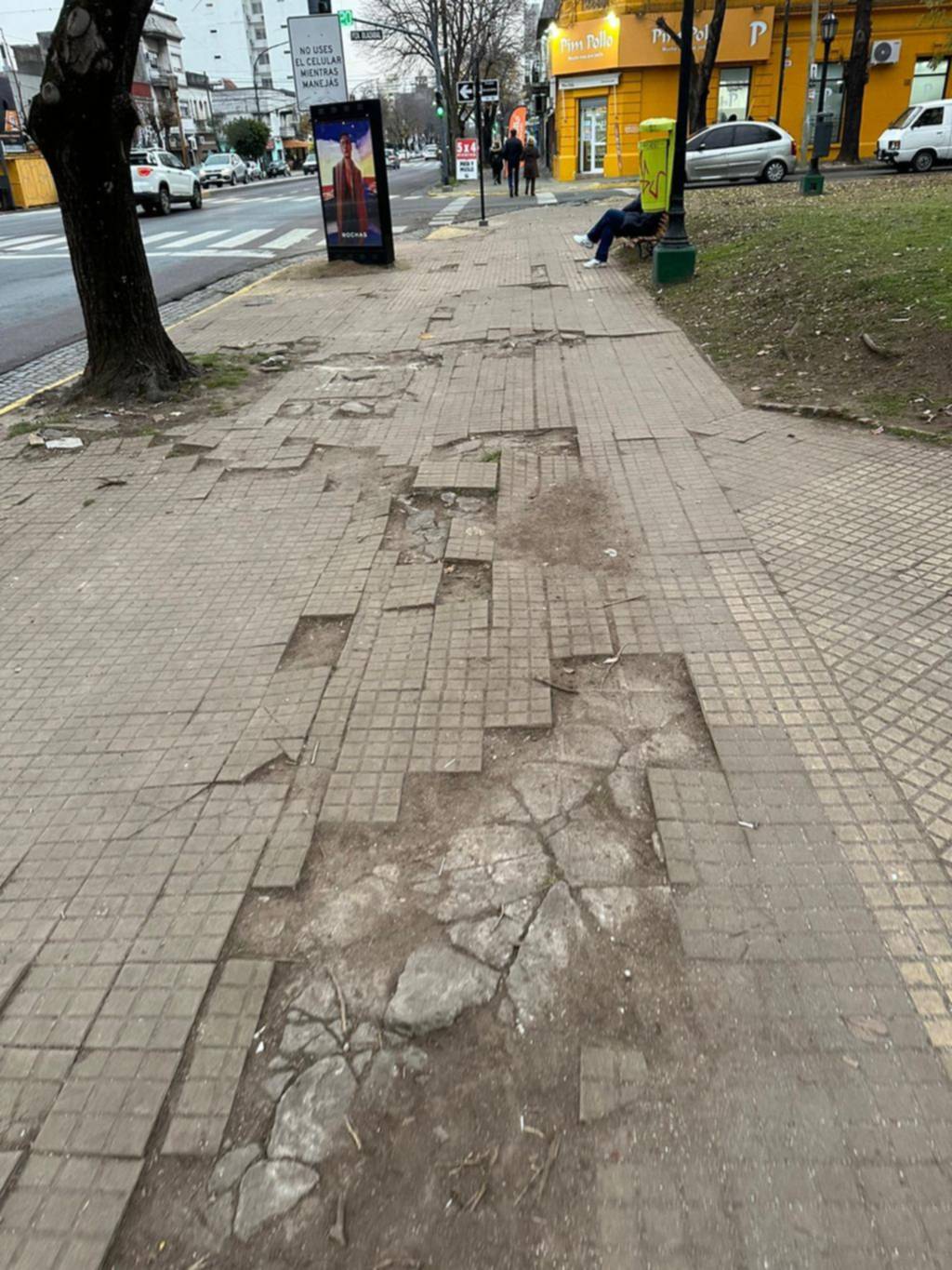 Quejas de vecinos por el estado de Plaza Olazábal