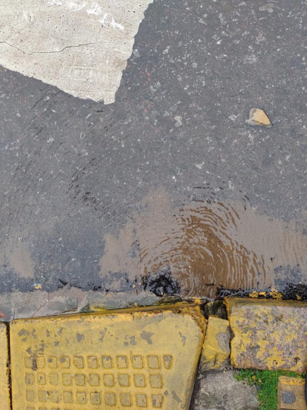 El agua sale a borbotones del asfalto en 15 y 51
