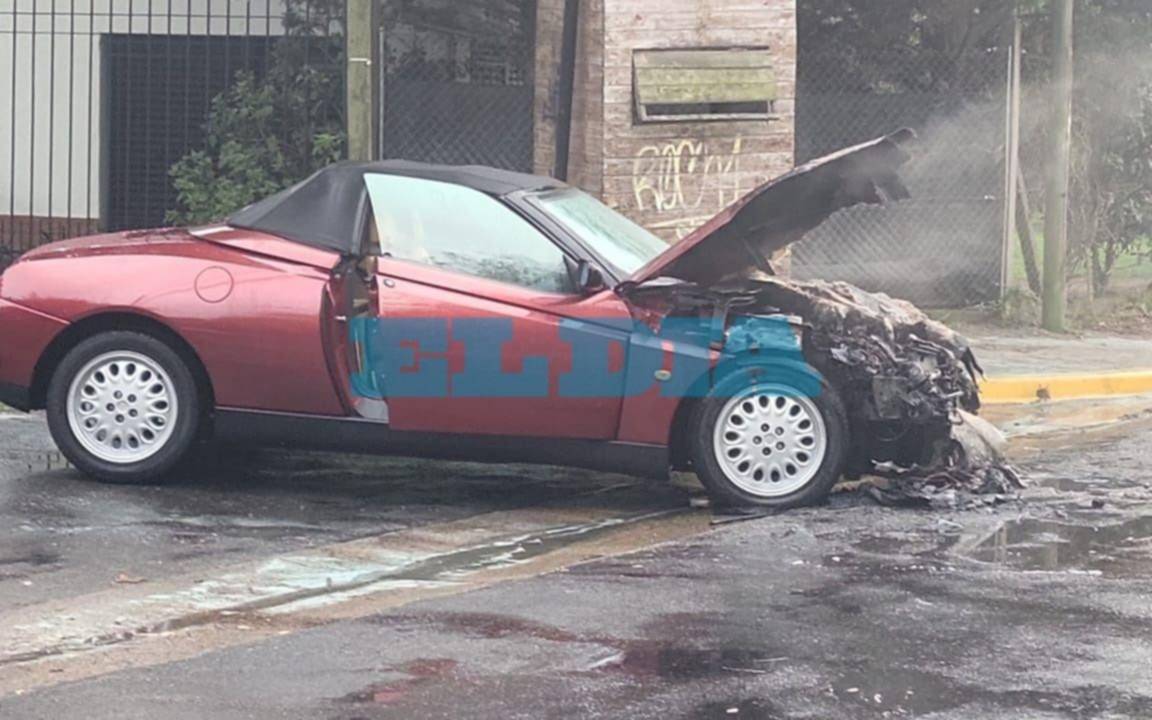 Susto y tensión en Villa Castells por un auto que se prendió fuego