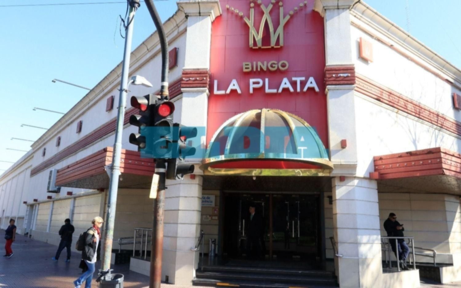 Fue al Bingo de La Plata y terminó a las piñas con la policía