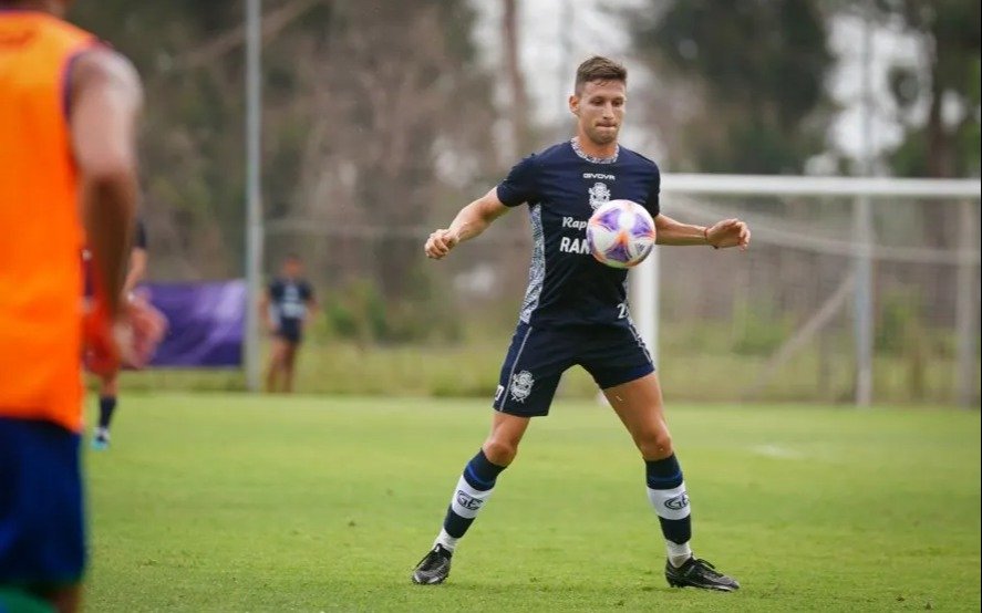 Gimnasia, con un cambio obligado, continúa su preparación para enfrentar a Universitario