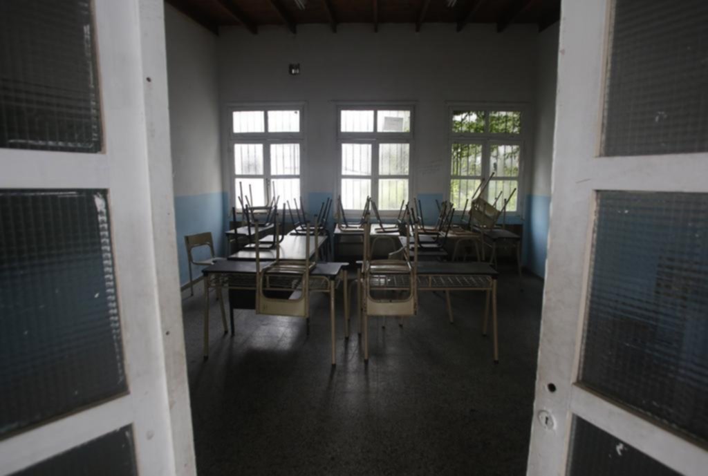 Algunas escuelas públicas sin clases este martes por paro de auxiliares y sigue la polémica por el Día del Estatal