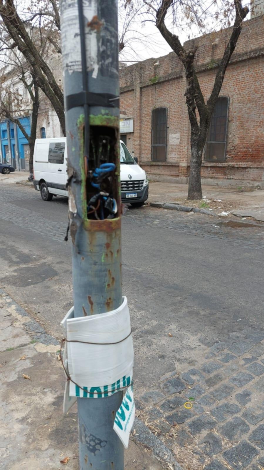 Peligro en 62 entre 5 y 6 por cables expuestos en una luminaria pública