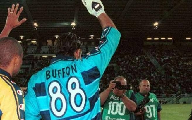 ¿Por qué en Italia prohibieron a los futbolistas usar el número 88 en la camiseta?