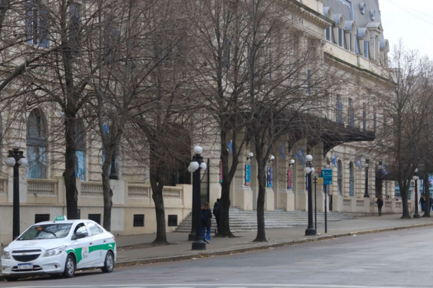 La Plata, al ritmo del día de los estatales: clases a medias, menos tránsito y alivio para estacionar