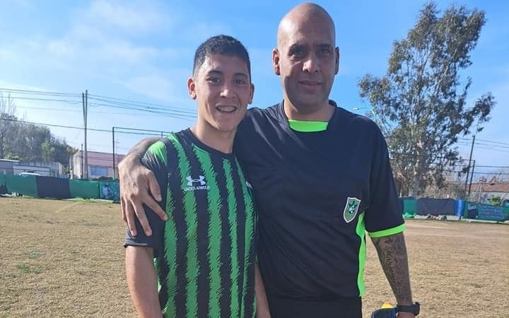 No dejen de aplaudir: juez de línea dirigió en medias en Berisso porque a un jugador se le rompieron los botines