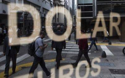 El dólar blue volvió a quedar cerca de los 500 pesos