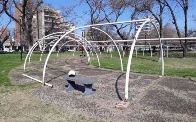 Volvió al acecho el aguilucho de Plaza Belgrano: atacó a un perro y su dueño