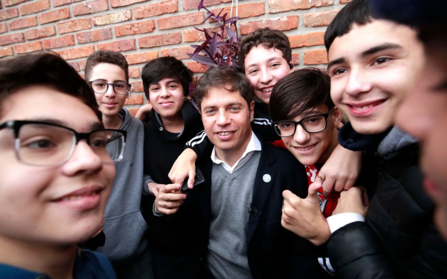 Conectar Igualdad en Provincia: Kicillof entregó computadoras a estudiantes de San Isidro