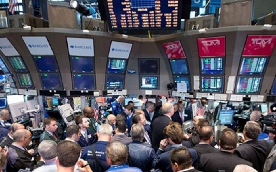 El dólar blue sigue cerca de los $500 y suben las acciones argentinas
