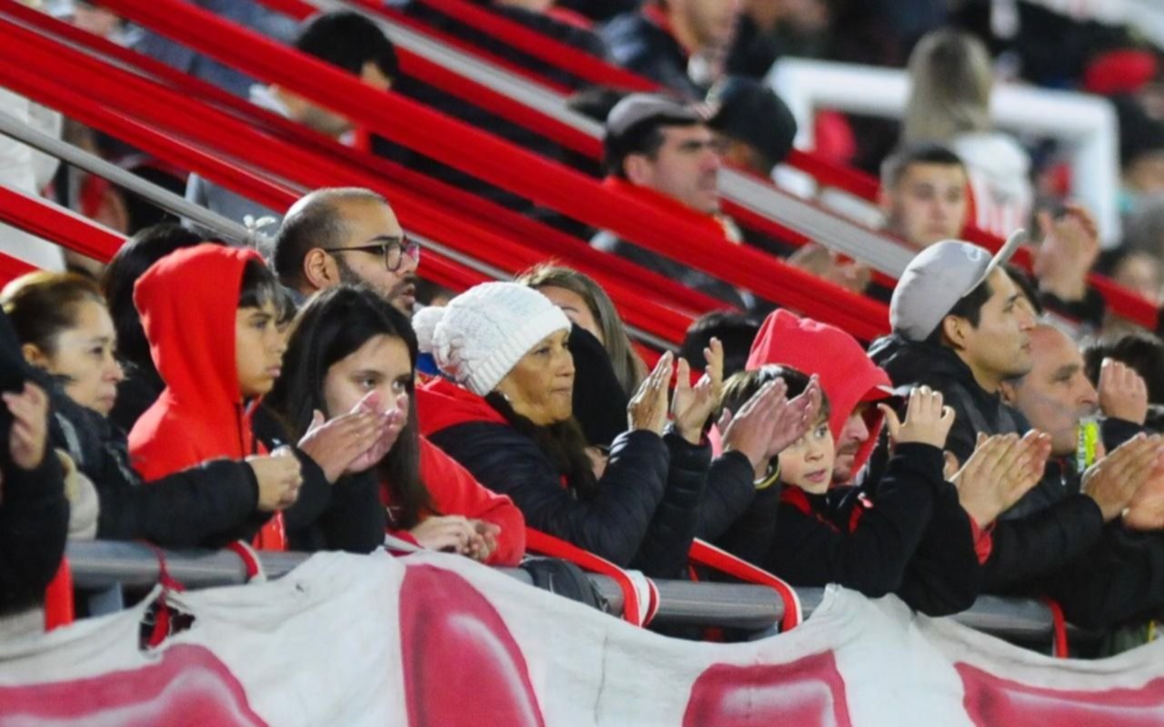 FOTOS | "Esta hinchada se merece....": el apoyo al Pincha en 1 y 57