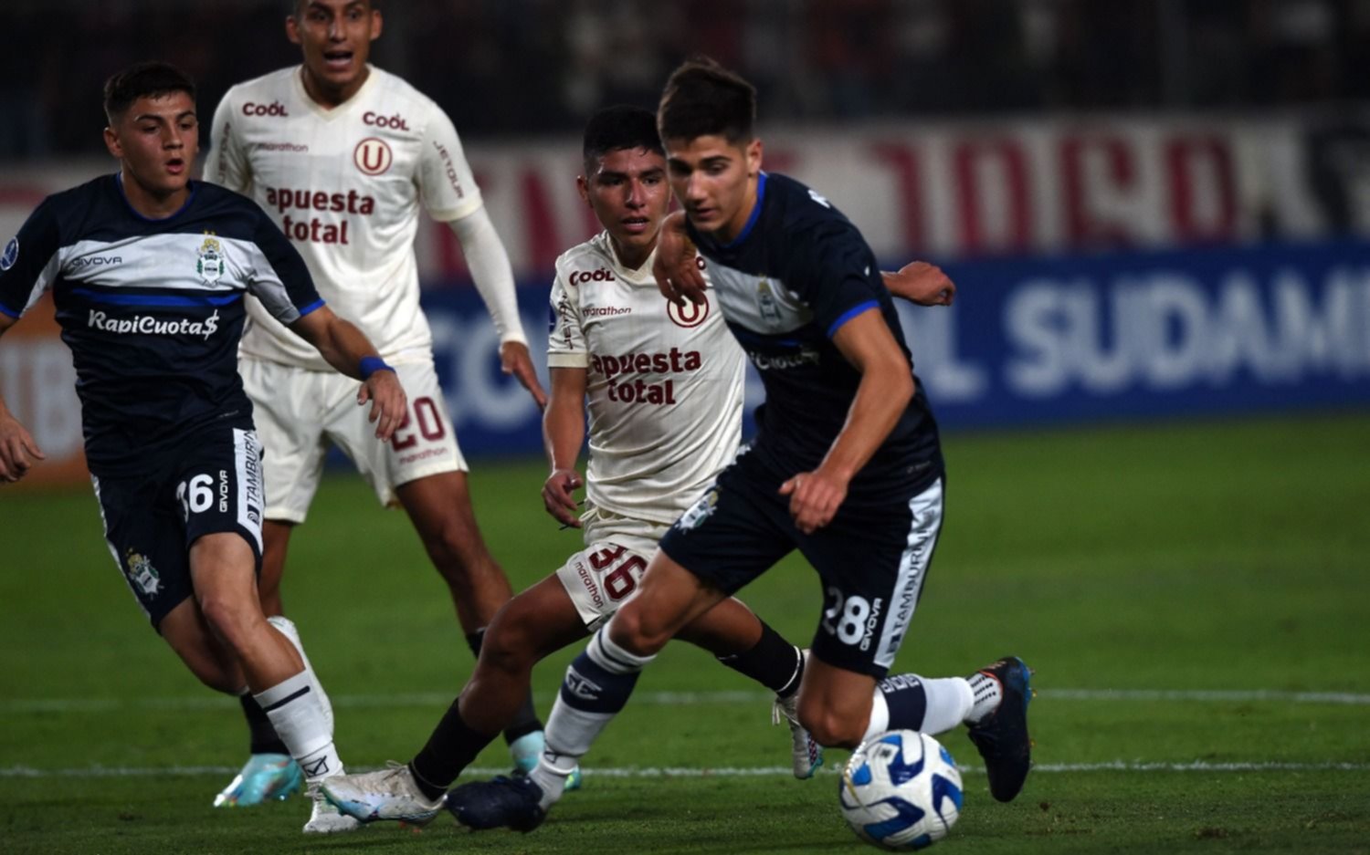 Gimnasia no redondeó un buen partido, perdió 1 a 0 ante Universitario en Perú y se despidió de la Sudamericana