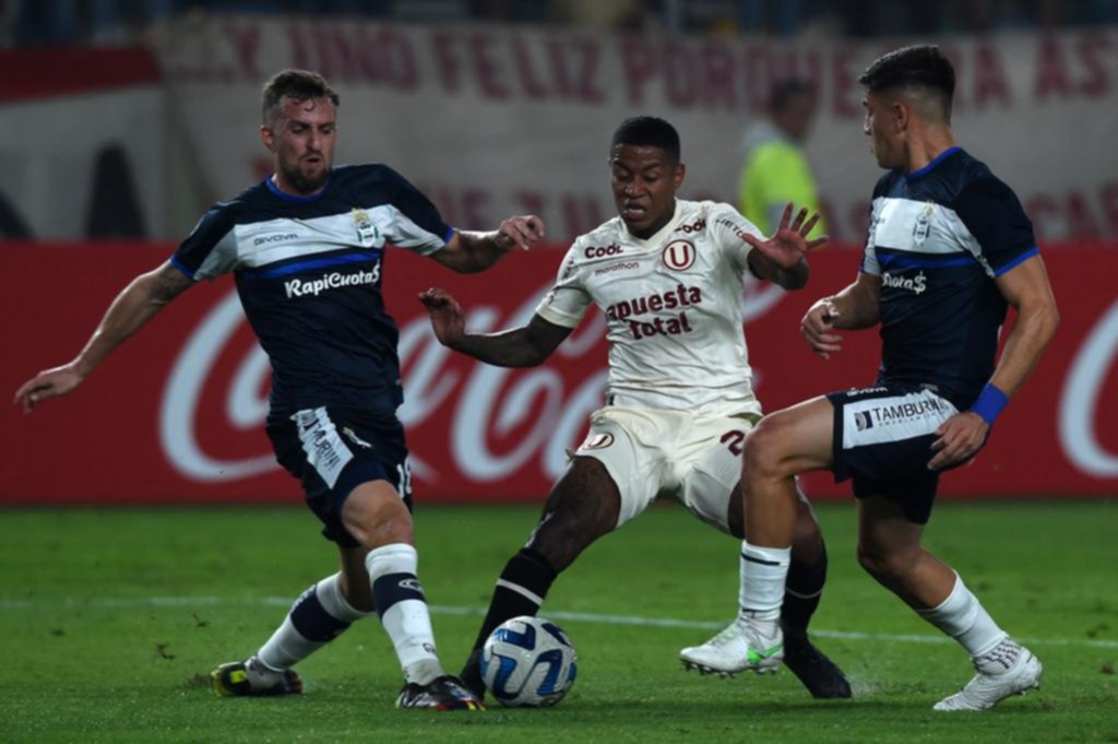 Gimnasia perdió en Lima ante Universitario, quedó eliminado de la Copa Sudamericana y el final fue a las piñas