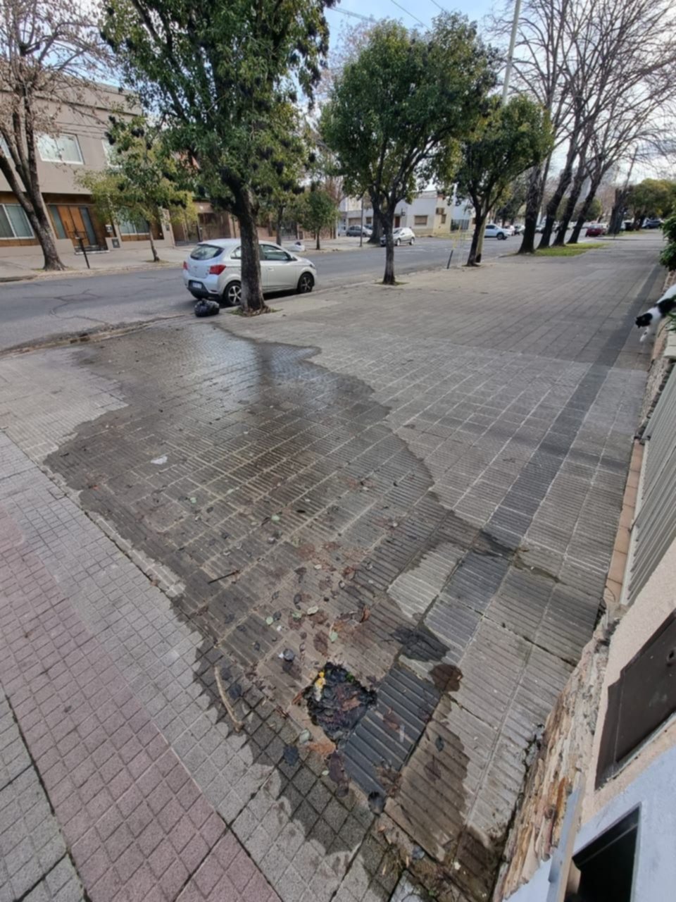 Una pérdida de agua que lleva un mes en 25 entre 63 y 64