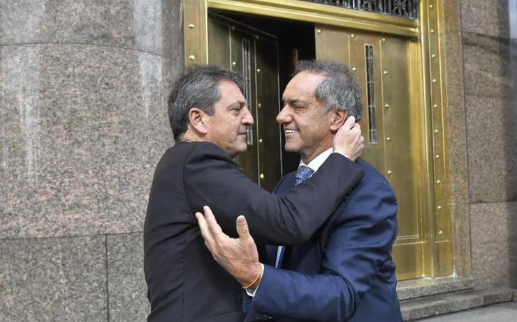 Massa-Scioli: un abrazo con foto para escenificar unidad en el oficialismo