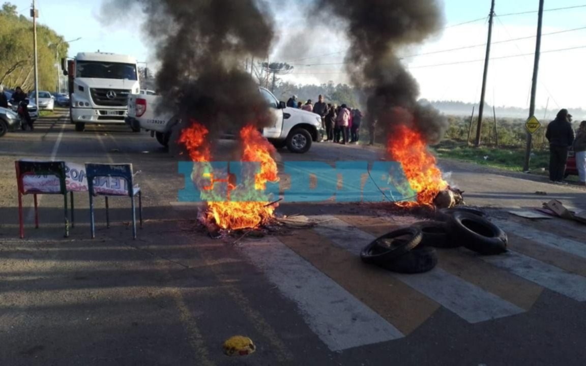 Automovilista furioso pasó por encima un piquete con gomas quemadas y bancos escolares en La Plata: reclamaban por estufas