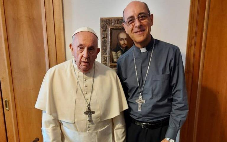 "Tucho" Fernández sobre el Papa Francisco: "Trabaja más horas que cualquiera en el Vaticano"