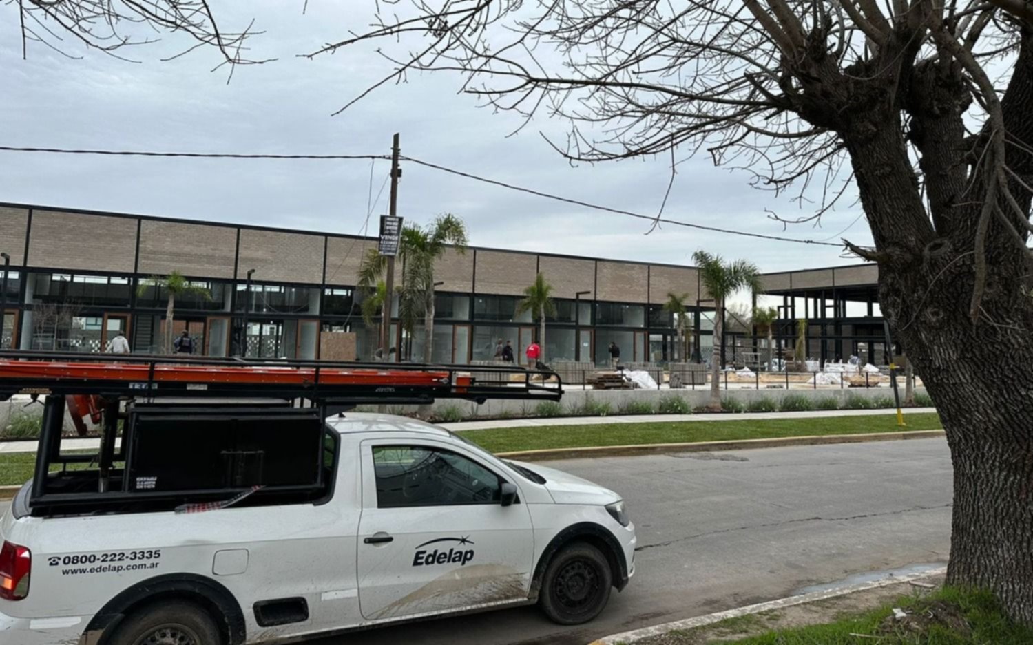 Detectan una docena de edificios y un centro comercial "colgados" de la luz en La Plata