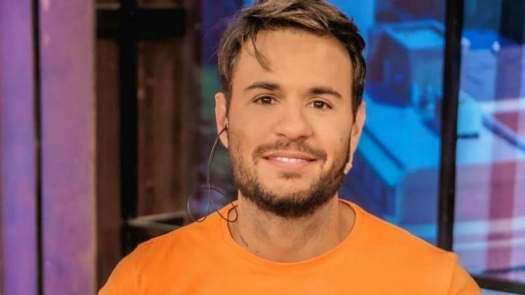 "Fea de corazón y alma": Dente no se achica con Latorre