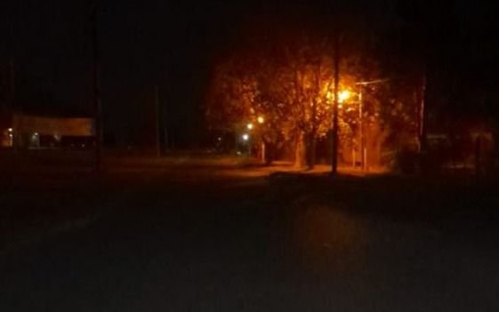 En un barrio de La Plata con escaso alumbrado alertan por peligro vial y "boca de lobo"