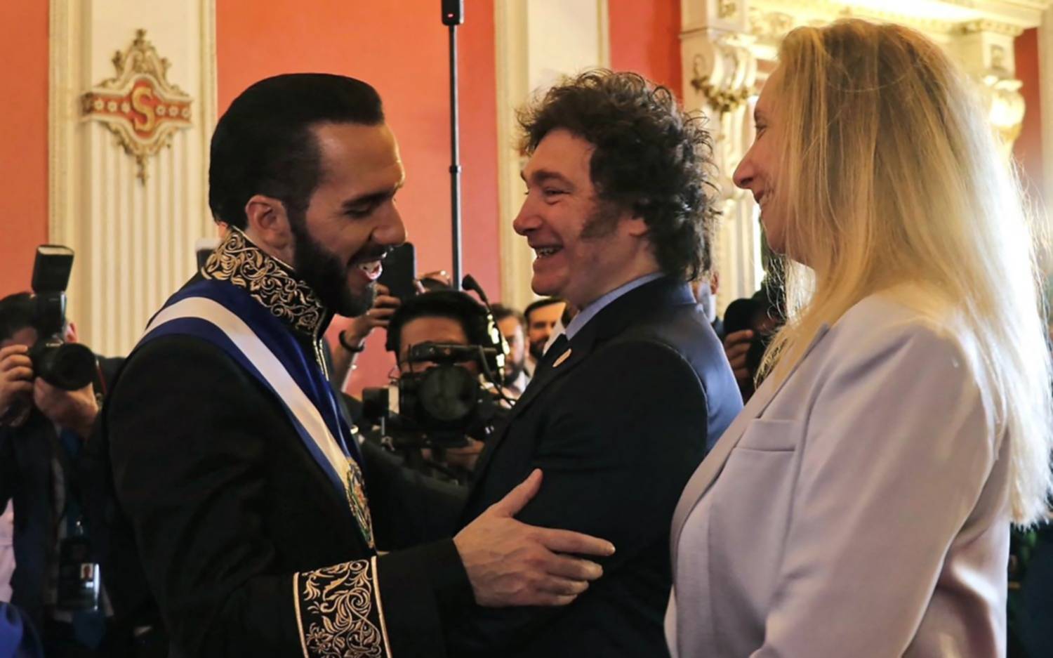 Milei asistió a la asunción de Nayib Bukele en El Salvador y se cruzó con el rey español Felipe VI 