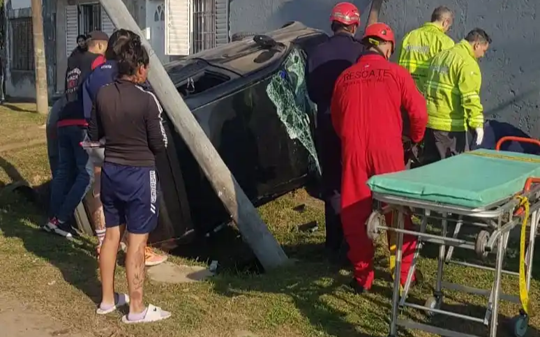 Accidente en Altos de San Lorenzo: el conductor tuvo que ser rescatado por los bomberos