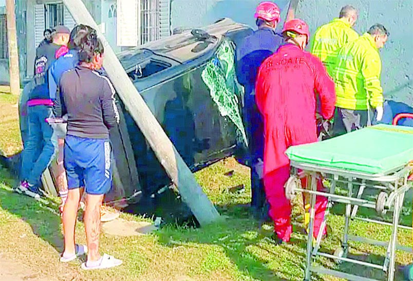Un auto dado vuelta tras un impactante choque