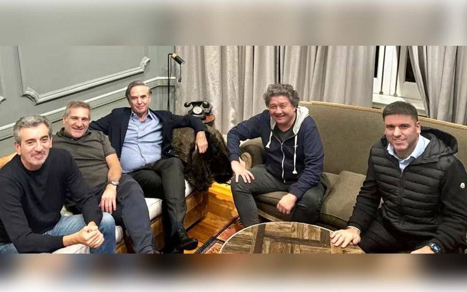 La foto política que hace ruido y pone en jaque al PJ en el Senado