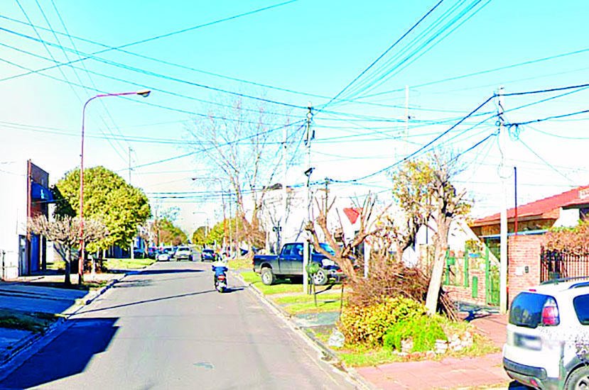Tras encontrarse con dos motochorros, dos adolescentes aparecieron semidesnudos en sus casas