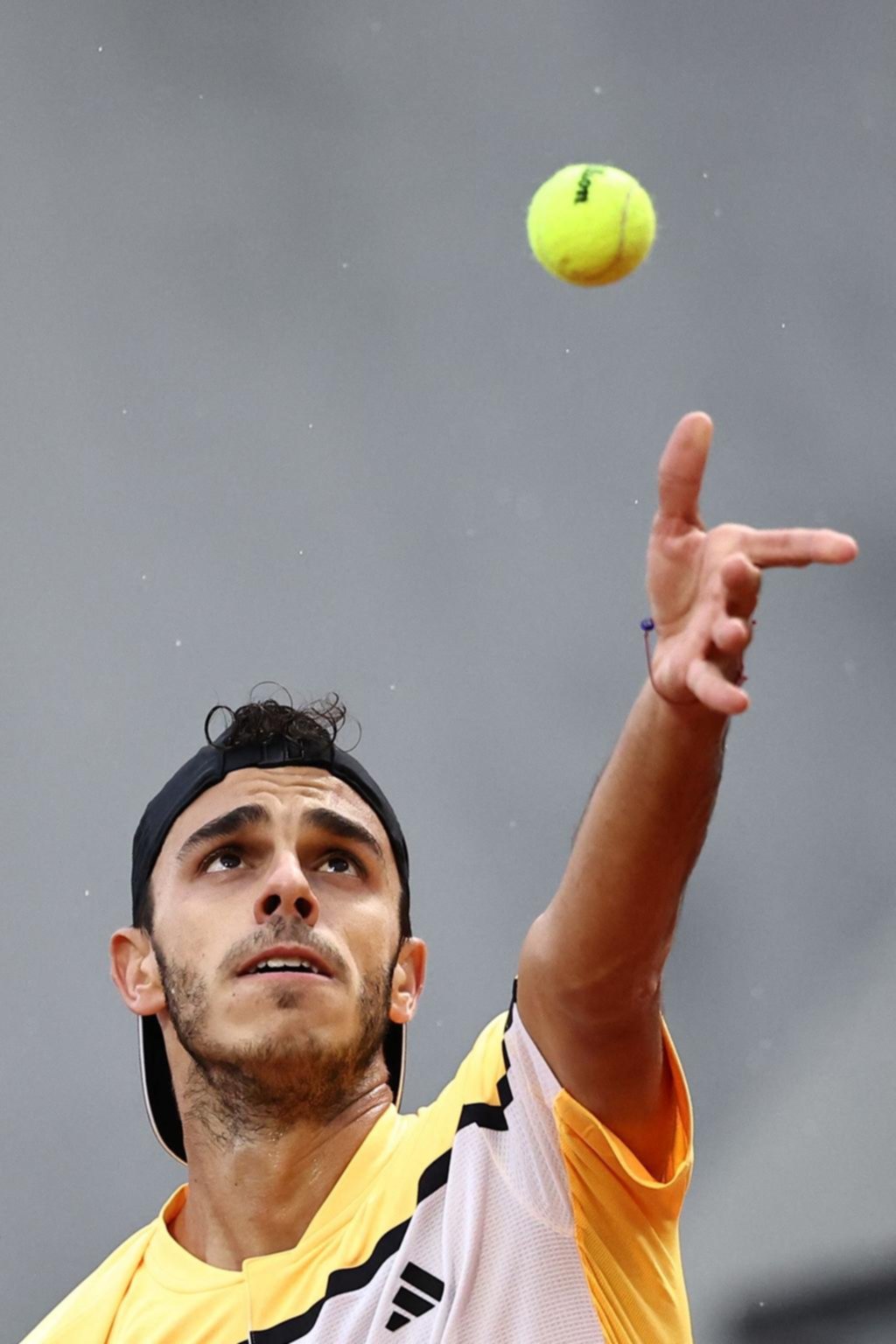 Cerúndolo quiere dar otro golpe en Roland Garros, ahora contra Novak Djokovic