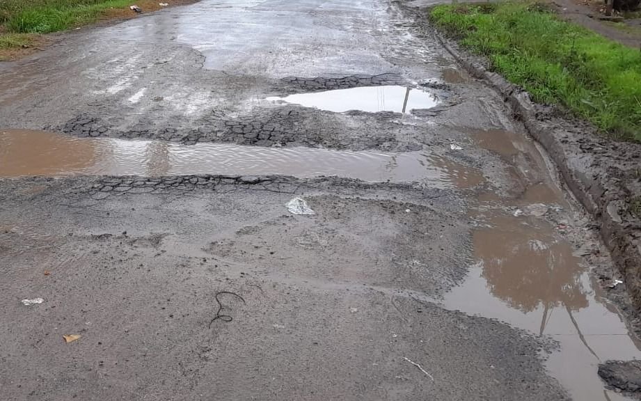 Pozos profundos y llenos de agua: así está la calle de un barrio de La Plata