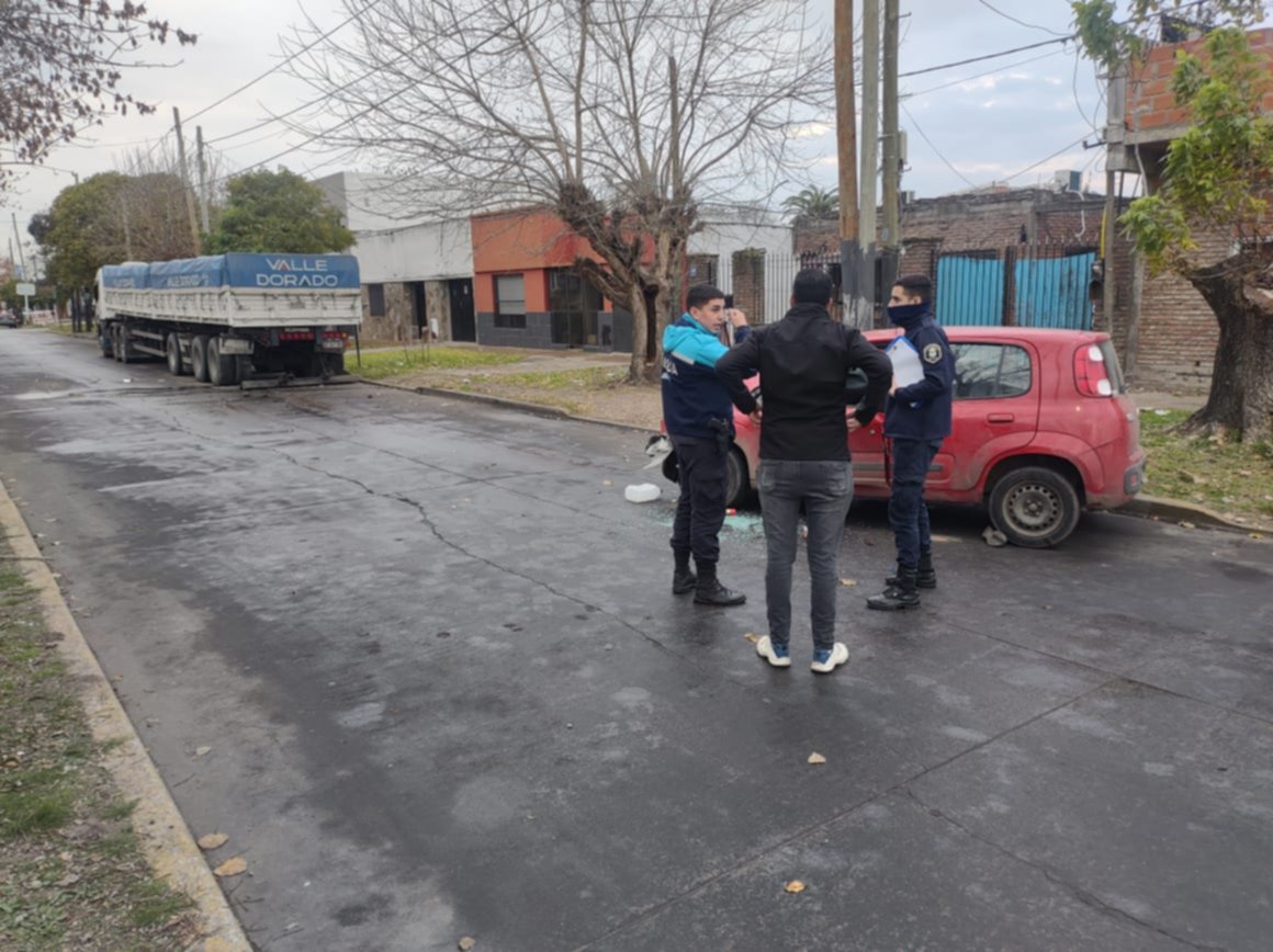 Otro accidente fatal en La Plata: chocó contra un camión, agonizó y murió