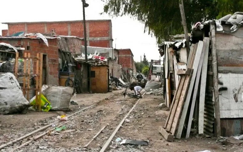 Según la UCA, la pobreza afecta a 25 millones de argentinos y hay 8 millones de indigentes