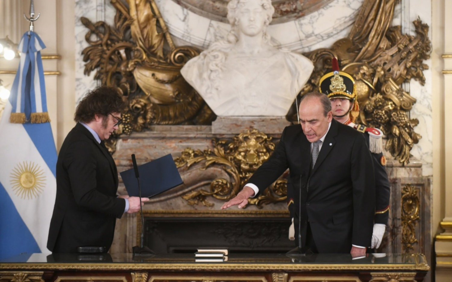 Milei le tomó juramento a Guillermo Francos como nuevo jefe de Gabinete en la Casa Rosada