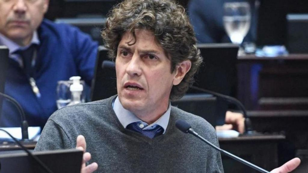 Lousteau y una polémica postura separada del partido que conduce
