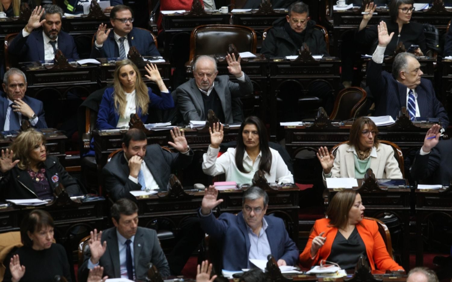 Diputados aprobó un aumento salarial del 80%