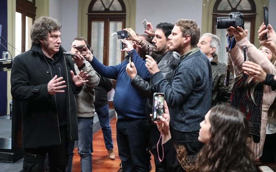 Viral: "Buenos días señor domado”, la chicana en vivo de Javier Milei a un periodista en Casa Rosada