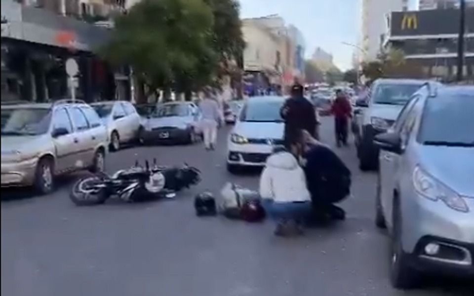 En 8 y 50 y en doble fila: abrió la puerta sin mirar y tiró a un motociclista