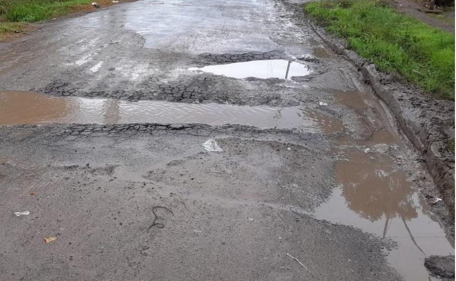 Reclaman por pozos varios en Villa Alba