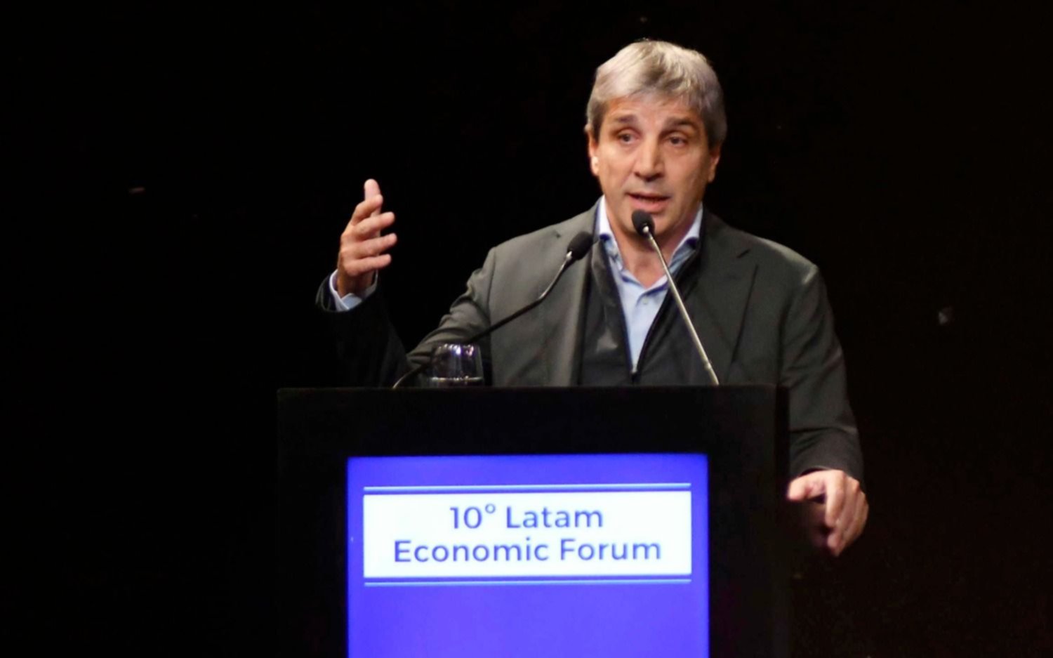 Caputo dijo que "lo peor ya pasó" y criticó a la oposición: "muchos entienden la política como un negocio"