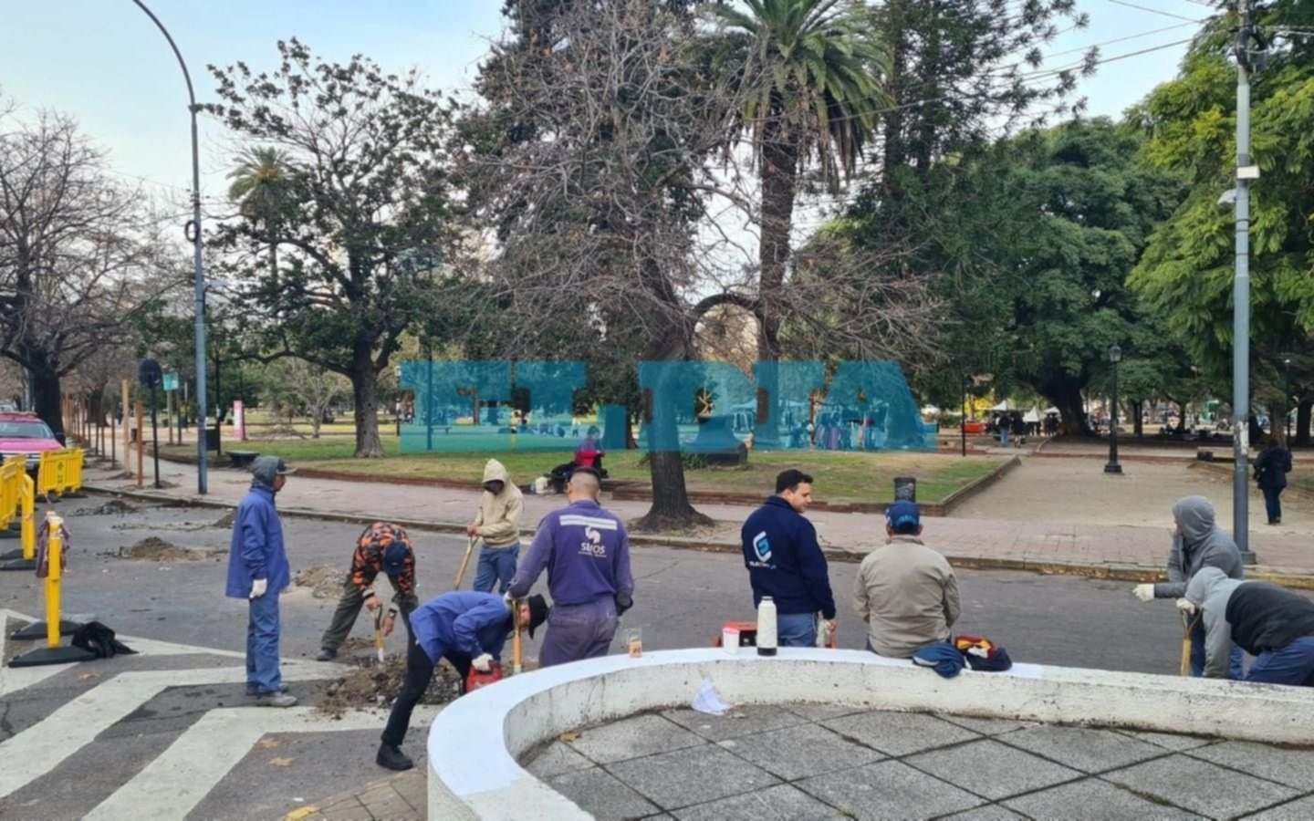 Con los manteros aún en la Plaza San Martín, colocan las vallas para el inicio de las obras