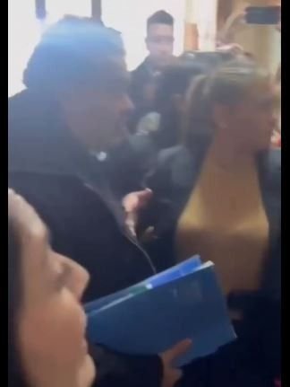 Quién es la mujer de civil que tenía un arma y se interpuso en la discusión entre Grabois y Gianni