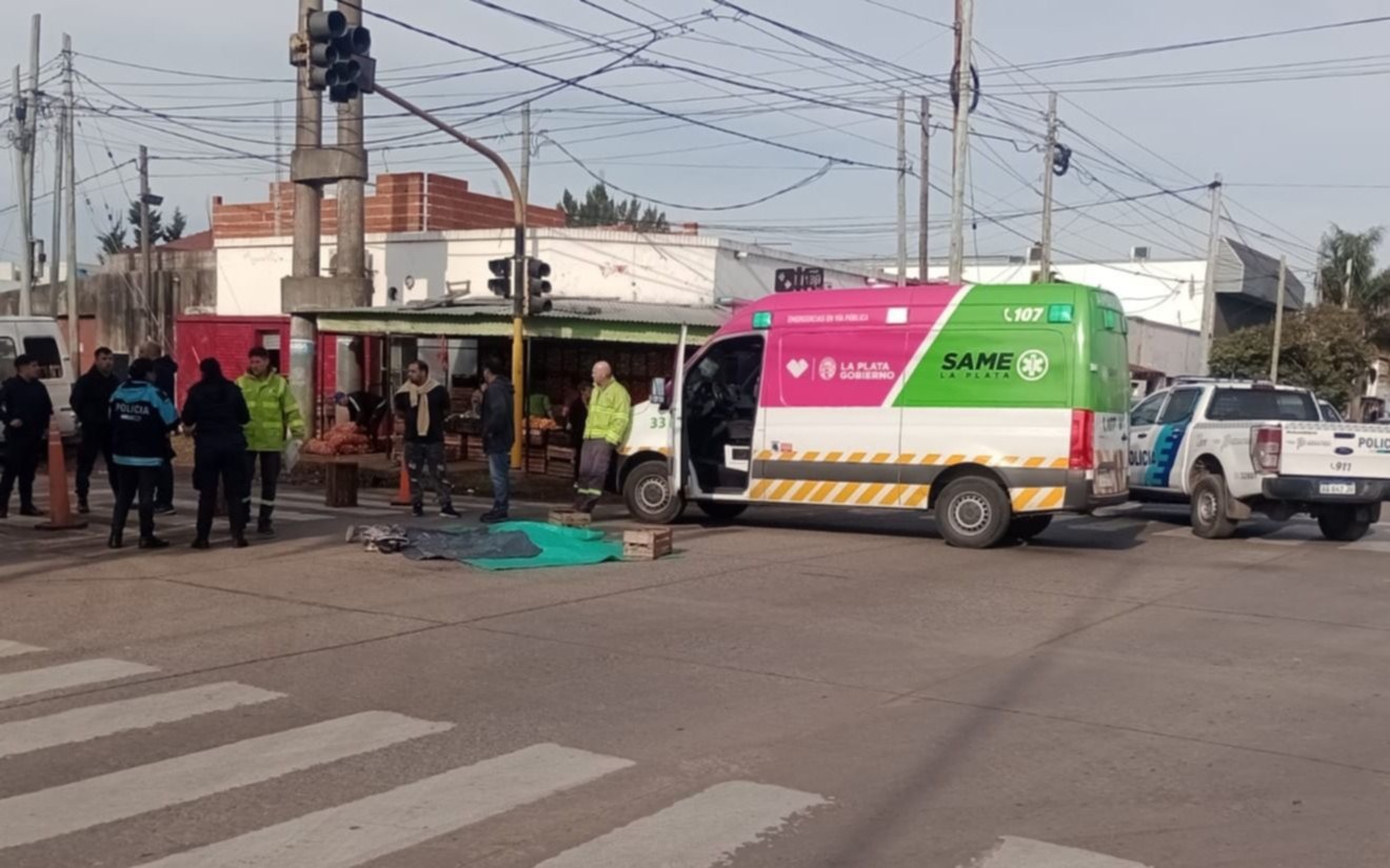 Otra muerte por el tránsito en La Plata: un camión atropelló a una jubilada