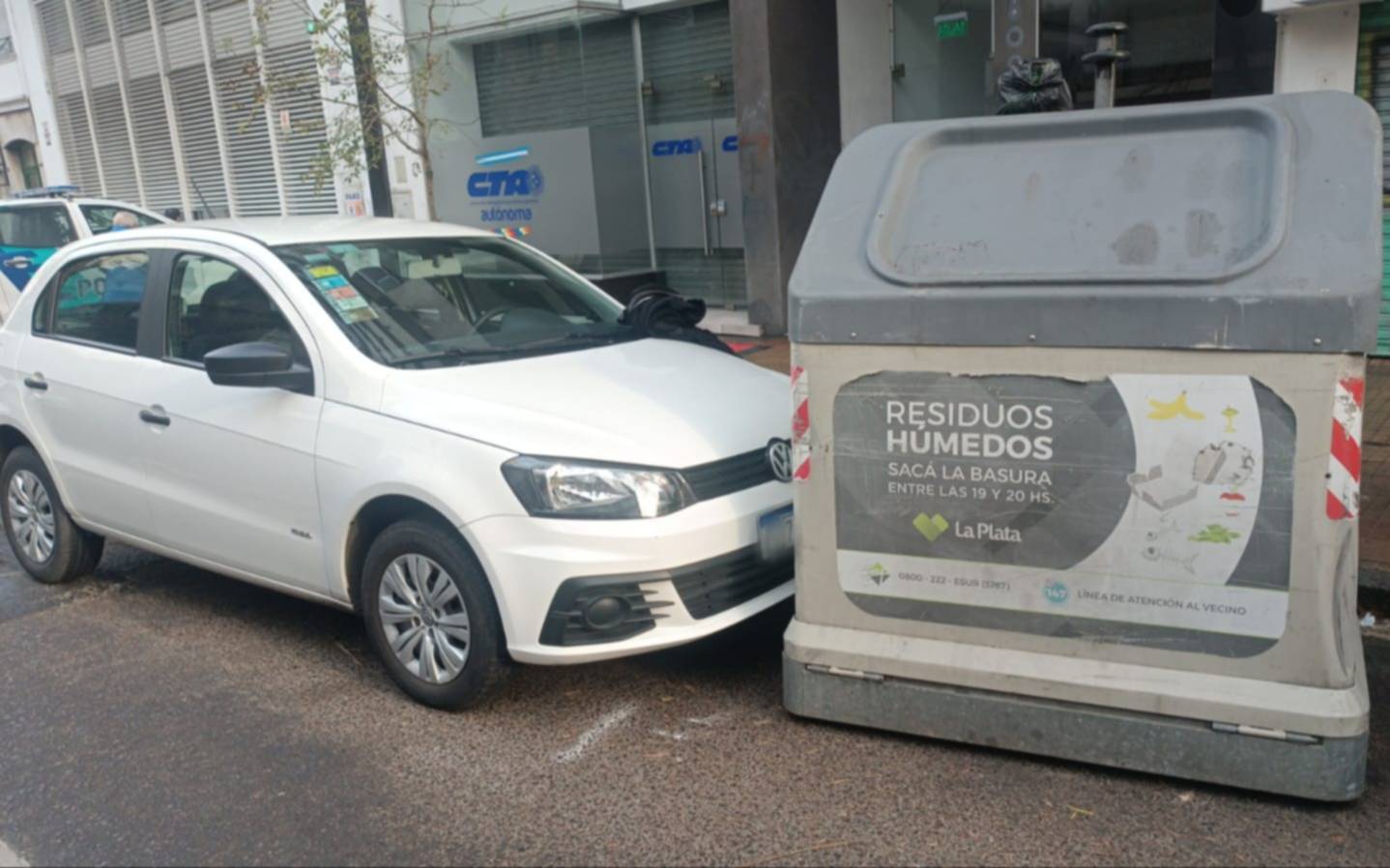 Conmoción en el centro de La Plata: un hombre se descompensó y murió tras protagonizar un accidente