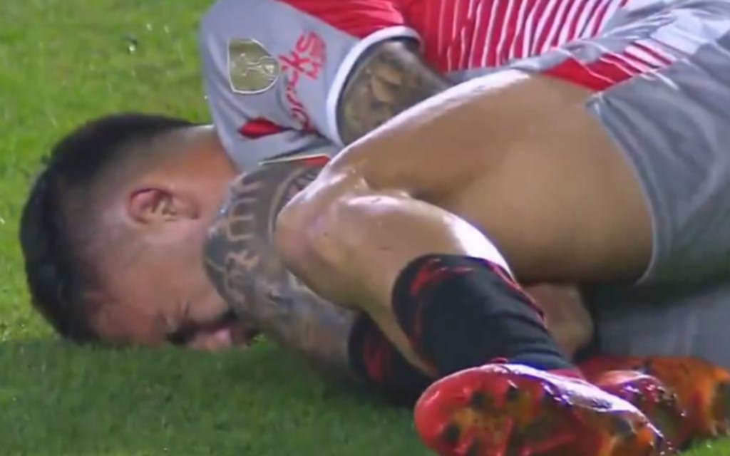 Un penal a Correa que el árbitro dejó pasar y el VAR no lo corrigió, a poco de empezado el partido