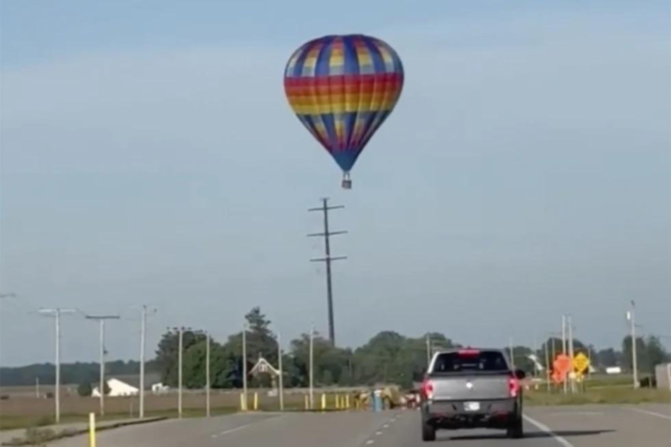 ¡Guarda con el globo..! Tanto bajó que terminó en los cables de energía